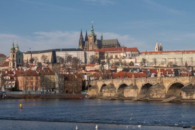 Charles Köprüsü, Çek Cumhuriyeti 'nin Prag kentinde Vltava Nehri' ni geçen tarihi bir köprüdür. Yapımı 1357 yılında Kral IV. Charles nezaretinde başladı ve 15. yüzyılın başında sona erdi. Prag Kalesi bir kale kompleksi. 