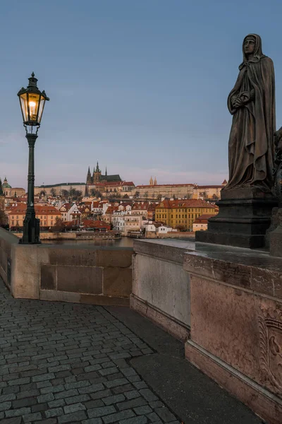 Károly Híd Egy Történelmi Híd Amely Átszeli Moldva Folyót Prágában — Stock Fotó