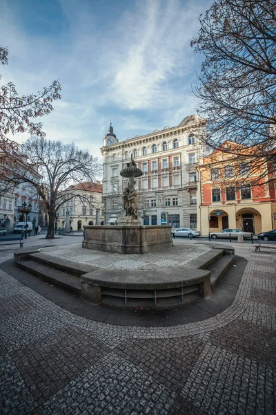 ウィマーズファウンテンは プラハ1区のウヘルン トルト広場の真ん中にあるプラハ旧市街にある 古典主義の不動の記念碑と水源です — ストック写真