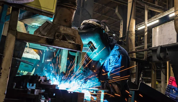 sanayi Otomotiv bölümü, çalışan bir araba fabrikasında kaynak