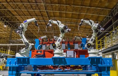 Yeni robot kaynak makinesi. bir araba fabrika imalatında