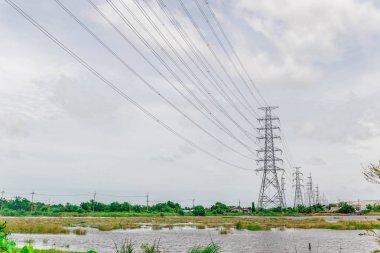 yüksek gerilim. elektrik direkleri kırsal genelinde germek