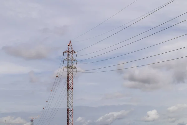 Högspänning Kraftledningsstolparna Vit Himmel Bakgrund — Stockfoto