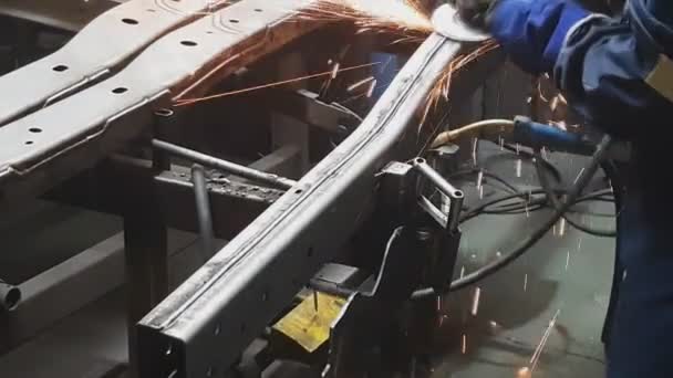 Arbeiter Bei Der Arbeit Schleifen Von Metall Der Fertigungsanlage Automobilteil — Stockvideo