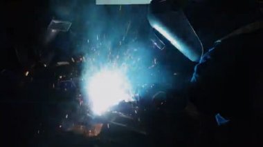 Kaynakçı, ara bir araba fabrikasında otomotiv parça