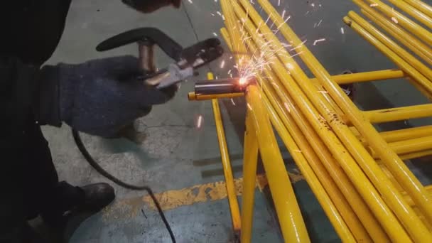 Los Trabajadores Sueldan Estructura Acero Con Las Máquinas Soldadura Eléctricas — Vídeo de stock