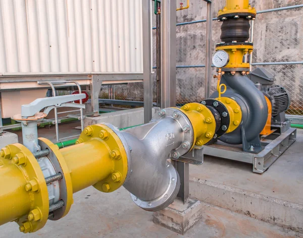 工厂工业中的水泵电机和带压力表的管道 — 图库照片