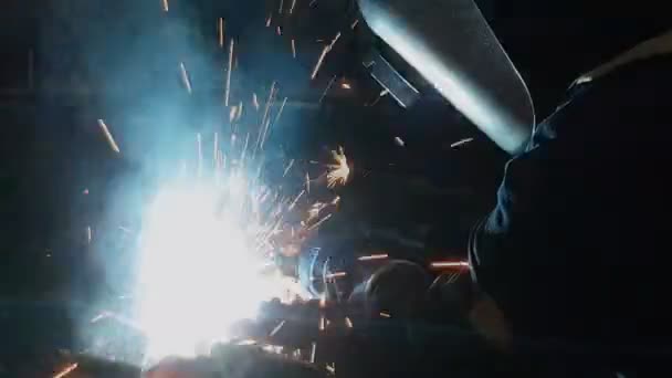 Industrielle Automobil Ein Arbeiter Schweißen Einer Autofabrik Produzieren — Stockvideo