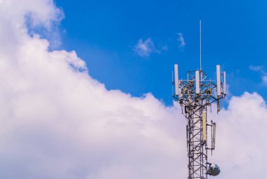 İletişim anten mavi gökyüzü arka plan ile kule.