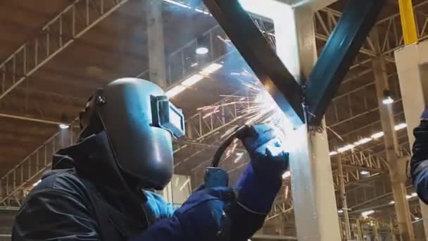 Ein Arbeiter Schweißt Stahlkonstruktionen Der Fabrik — Stockvideo
