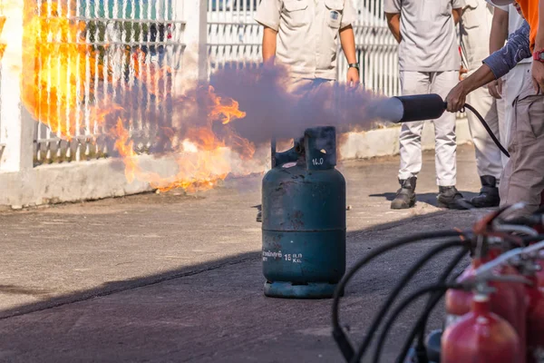 Eğitim Yangın söndürücü kullanmak, tahliye endüstriyel tesis içinde ateş