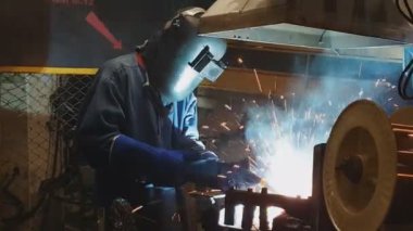 Fabrika Endüstriyel'de otomotiv parçası kaynak çalışanları