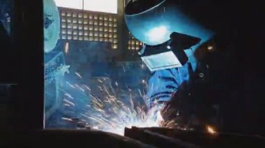 Vasıflı kaynakçılar bir otomobil fabrikasında otomotiv parçası kaynak