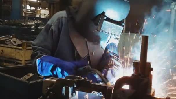 溶接機は工場で働いてる溶接自動車部品 — ストック動画