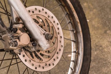 ön tekerlek fren diski eski motosiklet. Yakın çekim.