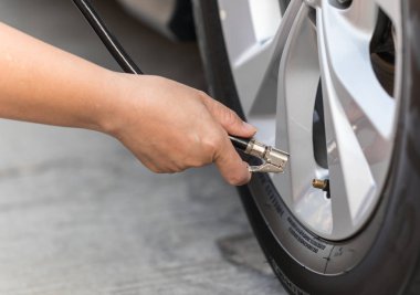 Benzin istasyonunda lastikleri şişirip hava basıncını kontrol ediyorum..