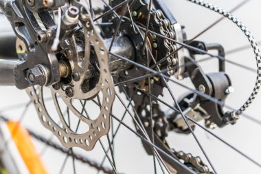 Arka bisiklet tekerleğinin fren diski. Fotoğrafı kapat