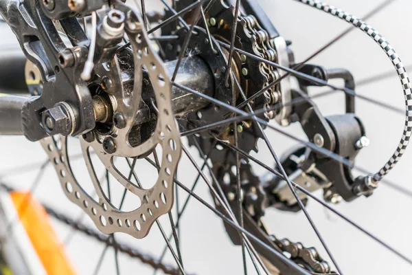 Arka bisiklet tekerleğinin fren diski. Fotoğrafı kapat