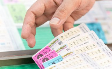 Bangkok, Tayland - 30 Eylül 2019: Tayland ulusal piyango biletini seçen müşteri.