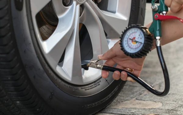 Lastik arabasını şişiriyorum ve hava basıncını kontrol ediyorum..