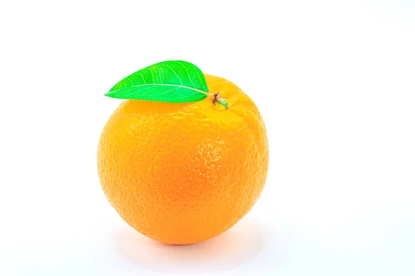 Fruta Laranja Fresca Com Folha Sobre Fundo Branco — Fotografia de Stock