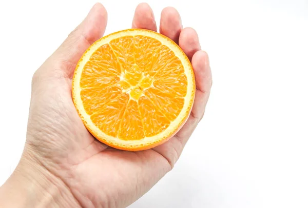 Hand Houden Half Gesneden Oranje Fruit Witte Achtergrond — Stockfoto