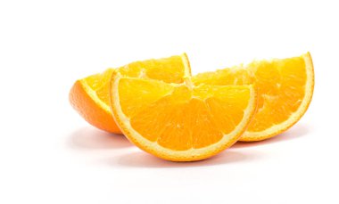 Turuncu dilim, beyaz arkaplanda izole edilmiş.
