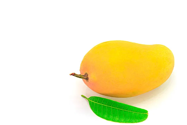 Rijpe Mango Met Groen Blad Witte Achtergrond — Stockfoto