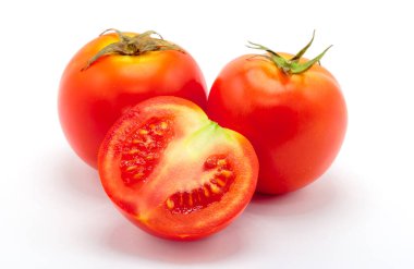 Domates. ve yarım domates beyaza izole edilmiş.