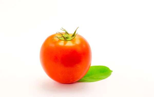 Frische Tomate Mit Blatt Auf Weißem Hintergrund — Stockfoto