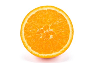Turuncu dilim, beyaz arkaplanda izole edilmiş.