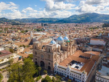 Immaculate Conception ve şehir panorama havadan görünümü Cuenca Ekvador Katedrali