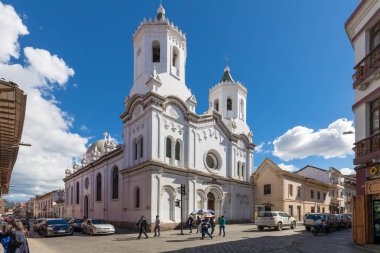 Bu koloni tarzı kilise 1900 yılında inşa Cuenca Ekvador Haziran 2018 şehir merkezinde yer alır ve yakın turist de bazı iyi korunmuş tarihi binalar hayran olabilir