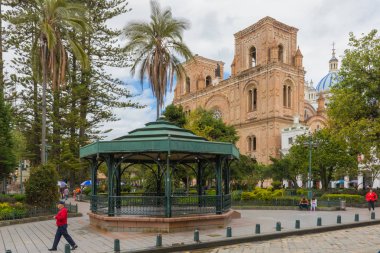 Cuenca Ekvador Mayıs 2018 sakinleri ve turistler de katedral hayran Calderon adlı şehir merkezinde yer alan bu parkta yürüyüş