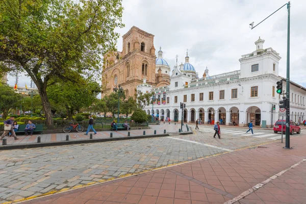 2018年5月 厄瓜多尔 这是在厄瓜多尔的昆卡历史中心 游客参观这个地方看大教堂 公园和保存完好的殖民地建筑 — 图库照片