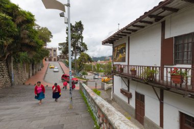 Cuenca Ekvador Mayıs 2018 bazı kadınlar tarihi merkezine yürümek için Tomebamba nehirdeki kadar gider bu sokakta yürüyorum
