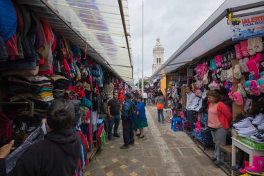 Cuenca Ekvador Mayıs 2018 şehir sakinleri ve turistler düzenli olarak alışveriş yapmak için giyim pazarı ziyaret edin veya basit merak için
