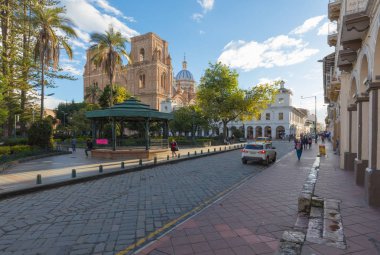 Cuenca Ekvador Mayıs 2018 bu eski şehrin kalbinde ve her gün birçok yöre ve güzel park ve çok sayıda dükkan bar ve burada yer alan restoranlar için bile turistler tarafından uğrak