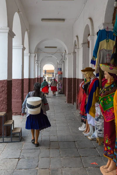 Cuenca Ecuador Mayo 2018 Tres Mujeres Caminan Por Las Arcadas — Foto de Stock