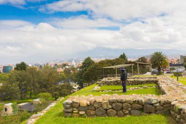 Ekvador Mayıs 2018 Inca site Pumapungo Park ve panoramik Cuenca şehir kalıntıları. Ekvador.