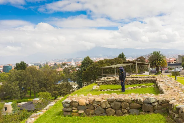 Ekvador Mayıs 2018 Inca site Pumapungo Park ve panoramik Cuenca şehir kalıntıları. Ekvador.