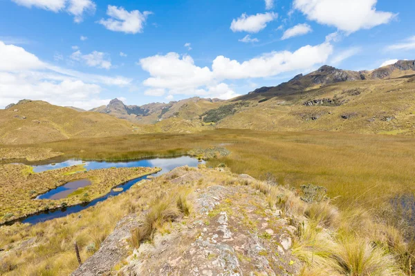 Nubes Reflejadas Lago Parque Cajas Cuenca Ecuador — Foto de Stock