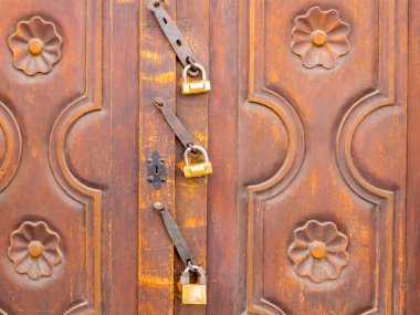 eski ahşap kapı üç asma kilitler Cuenca Ekvador ile kapalı