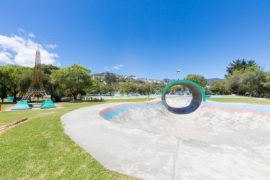 Ekvador Haziran 2018 Loja Jipiro adlı eğlence parkında akrobatik parça kaykay. Şehrin genç nüfusu için bir buluşma noktası.