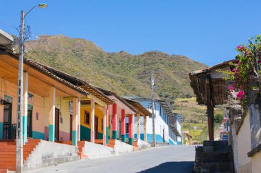Ekvador Haziran 2018 küçük sokak Vilcabamba kasabasında güneşli bir gün. Vilcabamba turistler için sömürge mimarisi tarafından takdir.