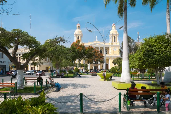 Perú Julio 2018 Parque Principal Ciudad Chiclayo Esta Zona Verde — Foto de Stock