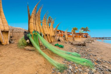 Peru Temmuz 2018 Pimentel plaj ve armut. Turistler ve yerliler tarafından takdir Peru en büyük plajlar biri. Ayrıntı geleneksel tekneler ve ağlar.