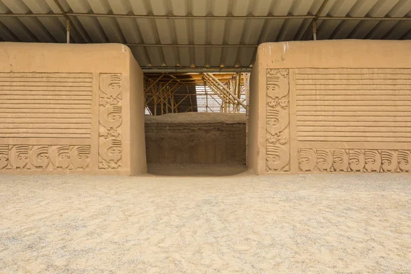 Arco Iris kabartma, geri 50 700 reklam bir arkeolojik site tarihleri ile Peru Temmuz 2018 kutsal duvarlar. Ünlü için onun eski ruines'den. Üstünde belgili tanımlık yer are hareketsiz çalışma arkeologlar