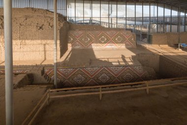 Peru Temmuz 2018 piramit ayın, duvar dekorasyonu. Bu site Trujillo şehirde, kuzey Peru yer alır. Bu arkeolojik tarihsel önemi nedeniyle çok sayıda turist tarafından ziyaret edilmiştir.
