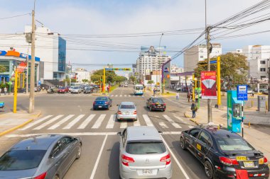 Espinar Abenue Lima Peru Temmuz 2018 Cityscape. Tarihi merkezi şehrin plaj alanı bağlanır gibi bu sokakta insanlarla dolu.